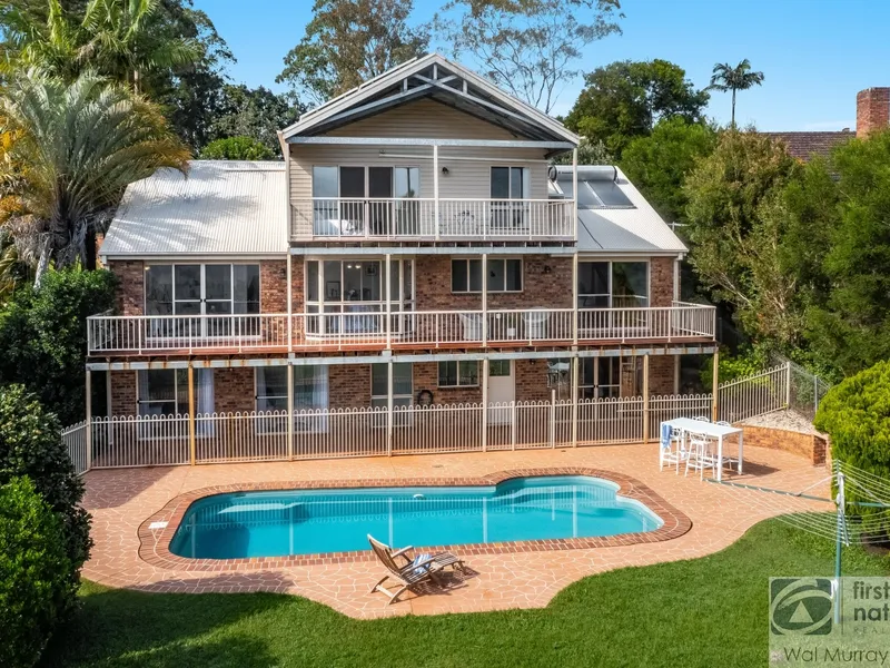 SPACIOUS HOME - STUNNING VIEWS