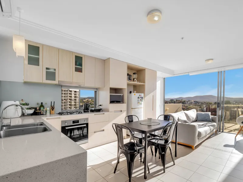 STYLISH TOP FLOOR CORNER APARTMENT OFFERING STUNNING VIEWS