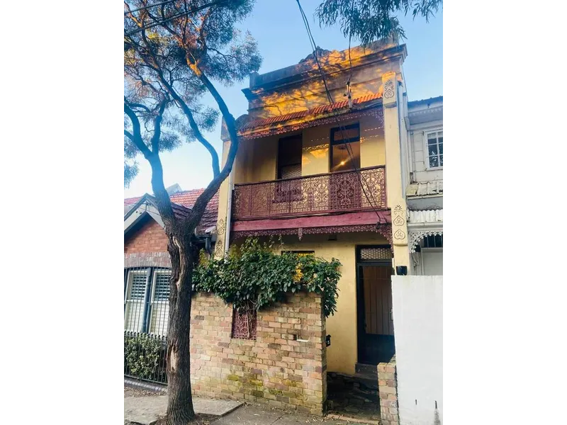 BEAUTIFUL 2 BEDROOM HOUSE LOCATED CENTER OF ALL AMENITIES!!!