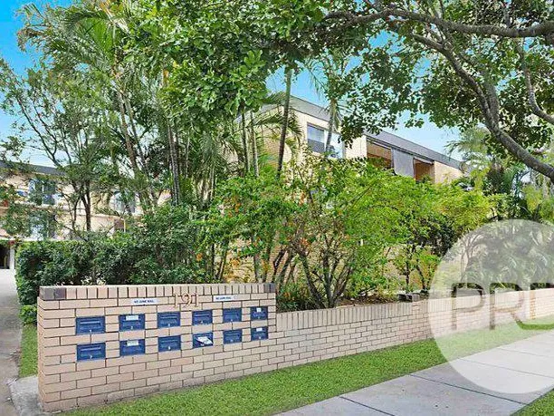 WALK TO POPULAR PORTSIDE AND RACECOURSE ROAD PRECINCTS