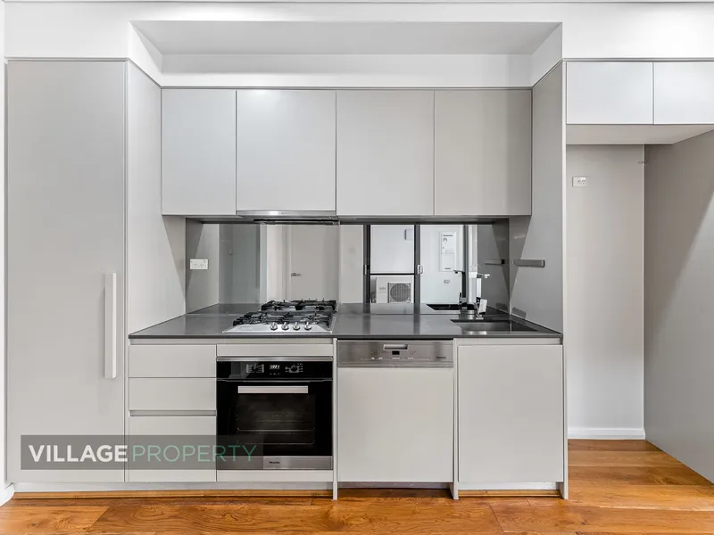 Large One Bedroom Apartment In Ultra Convenient Location - Level 1