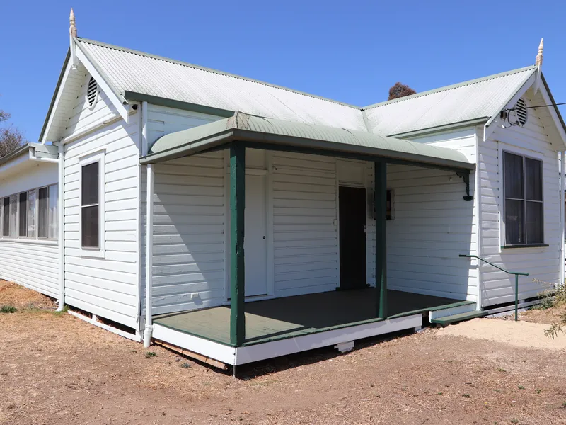 Close to Inverell Public School