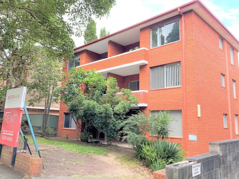1 WEEK FREE RENT- Location Perfect Is This Beautifully Presented 2 Bedroom Unit