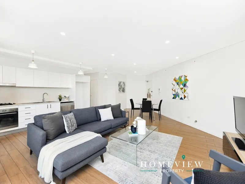 Chic apartment a stroll to shops