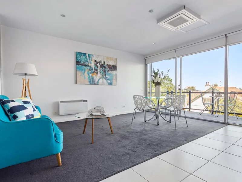 CONTEMPORARY, SECURE AND STYLISH IN THE HEART OF ELSTERNWICK 