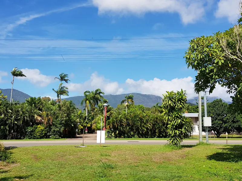 Large vacant block close to town centre presents an opportunity with adjoining land for sale