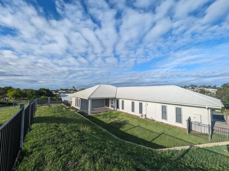:: Spacious Family Living in New Auckland: Large 4-Bedroom Home with Study!