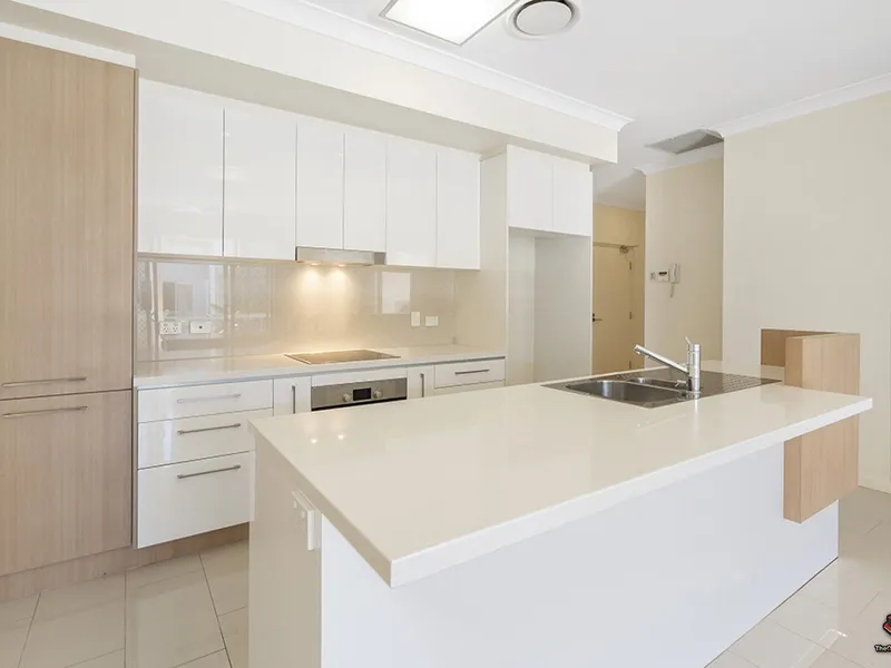 Top floor 2 bedders 2 baths 2 car parks