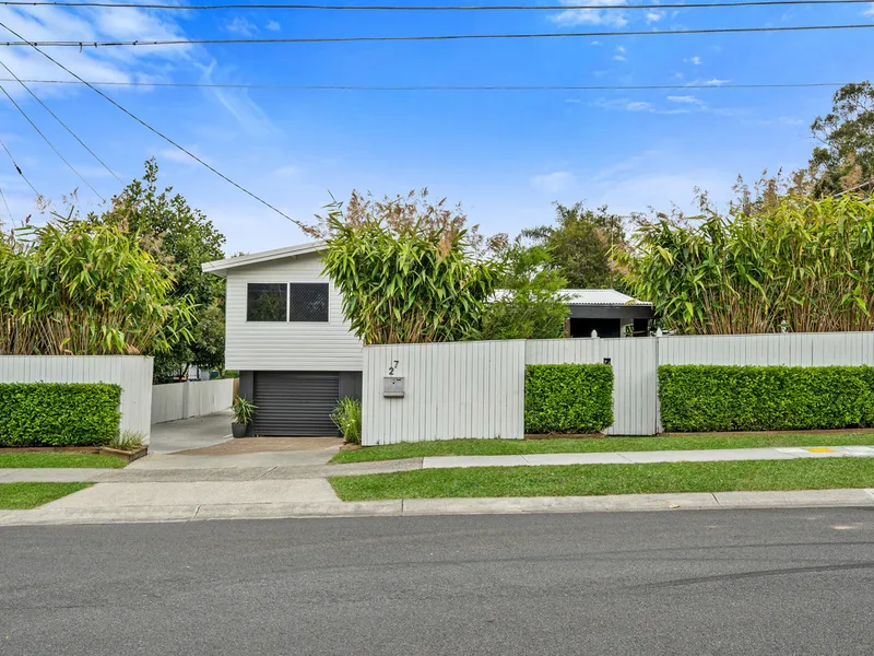 REJUVANTED SPLIT LEVEL HOME WITH STUNNING OUTDOOR AREA & SIDE ACCESS ON LARGE 728SQM BLOCK!