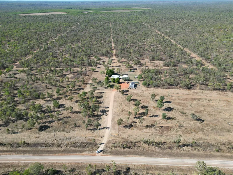 Large Lifestyle Acreage Close To Town