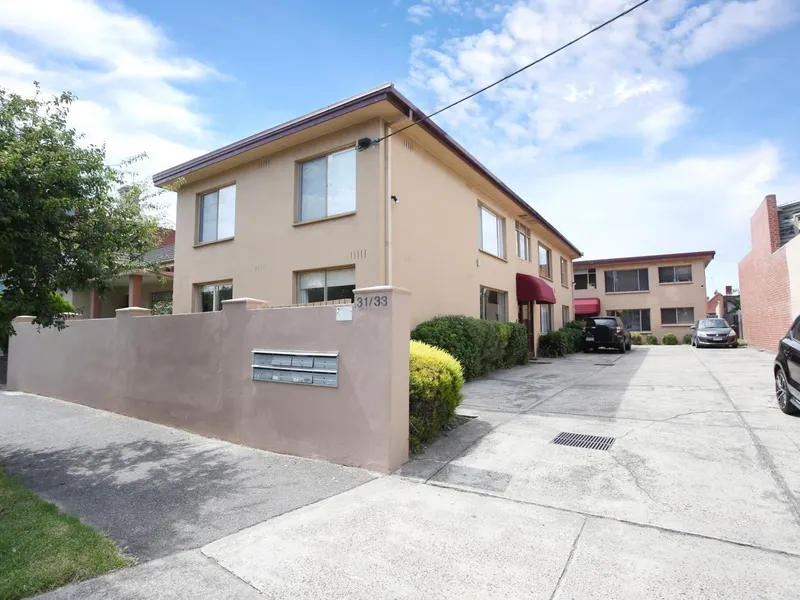 Light filled ground floor apartment with courtyard!