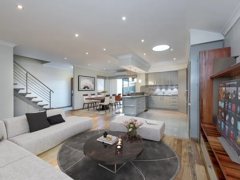 SENSATIONAL FAMILY HOME IN ROSSMOYNE HIGH SCHOOL ZONE!