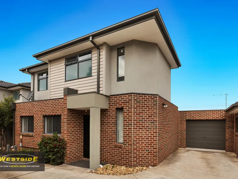 MODERN TOWNHOUSE IN BLUE CHIP LOCATION