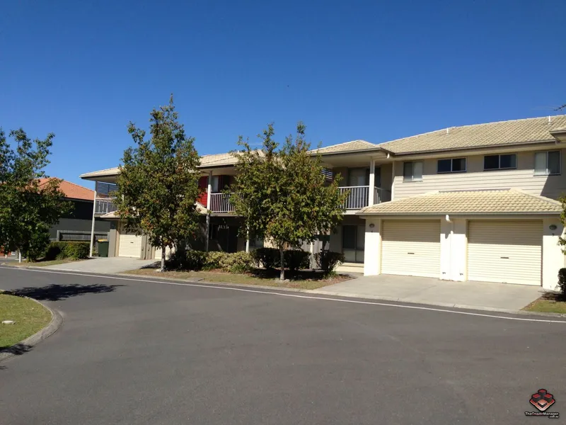 Beautiful townhouse close to schools, with air-conditioner