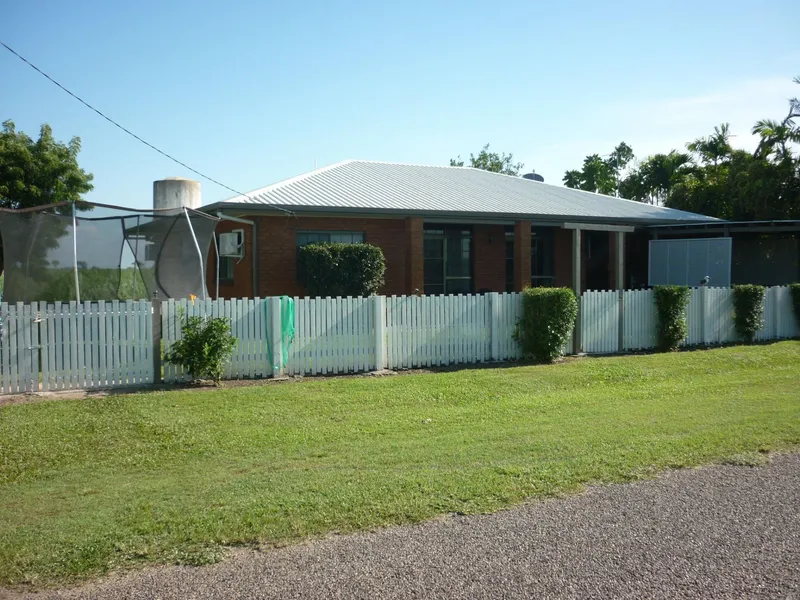 3 Bedroom Brick Veneer Home - 7 min from Town - Cheap Rates 