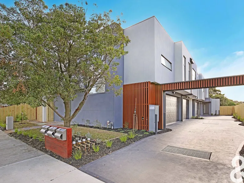 A Stunning Luxury townhouse in one of the Melbourne's prime locations! Ready for Lease !