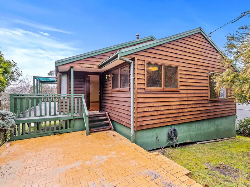 Cedar Clad Cottage in Quiet Blackheath Pocket