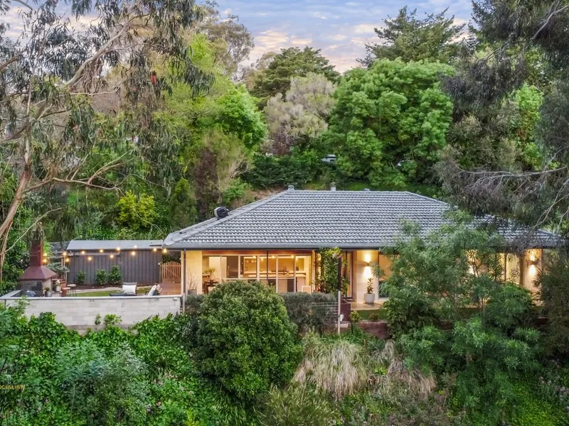 Brookbank -Tranquility in the heart of Mylor - 5+ Ac - Elevated Position - Views - Arena - Stables - Solar – Feel at peace every time you come home.