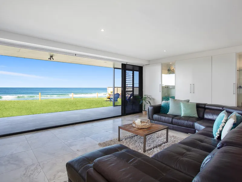 Absolute ocean front apartment, 180 degree ocean views