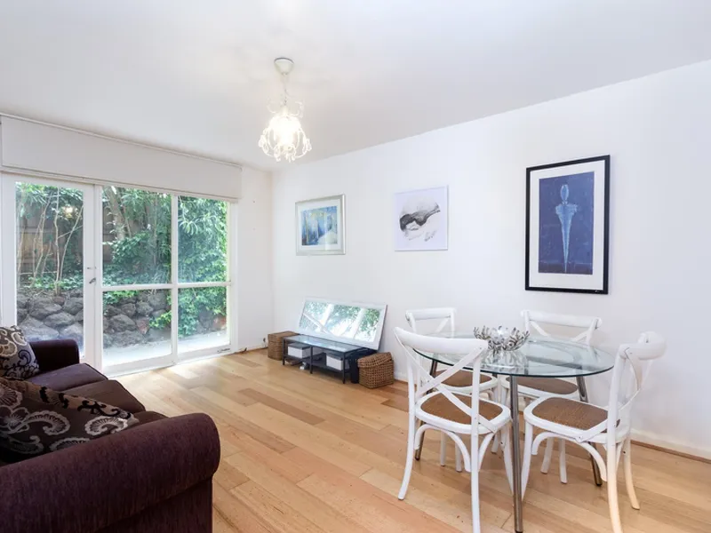Opportunity Knocks in the heart of St Kilda
