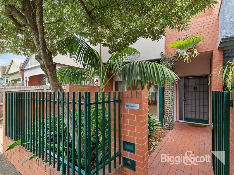 WELL PRESENTED 3 BEDROOM TOWNHOUSE WITH OFF STREET PARKING, OUTDOOR AREA, IN PRIME LOCATION (WASHER/DRYER/FRIDGE INCLUDED)