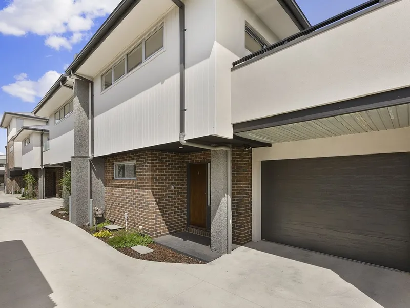 Modern 2 Bedroom Townhouse in Prime Location