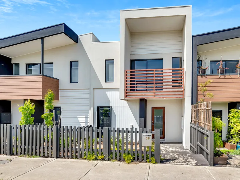 STUNNING THREE BEDROOM TOWNHOUSE