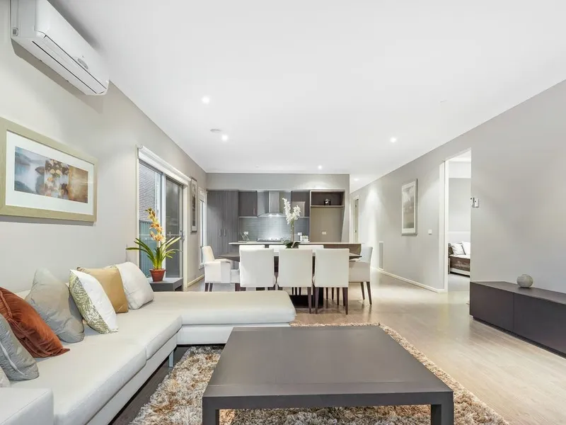 Walking distance to Featherbrook School, Ex-display home