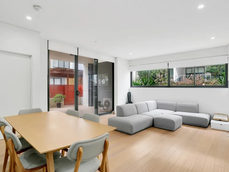 Contemporary Apartment with Large Courtyard