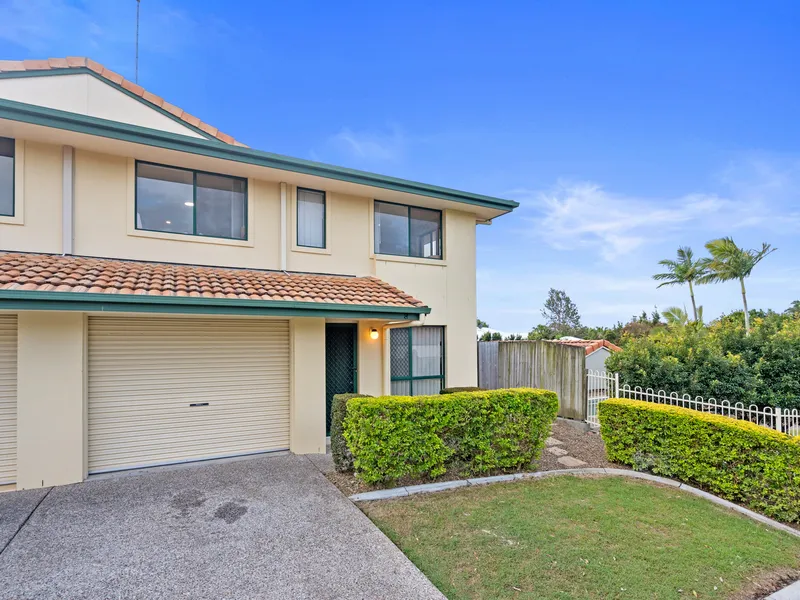 Amazing 3 Bed Townhouse in a Quiet, Well Maintained Complex!