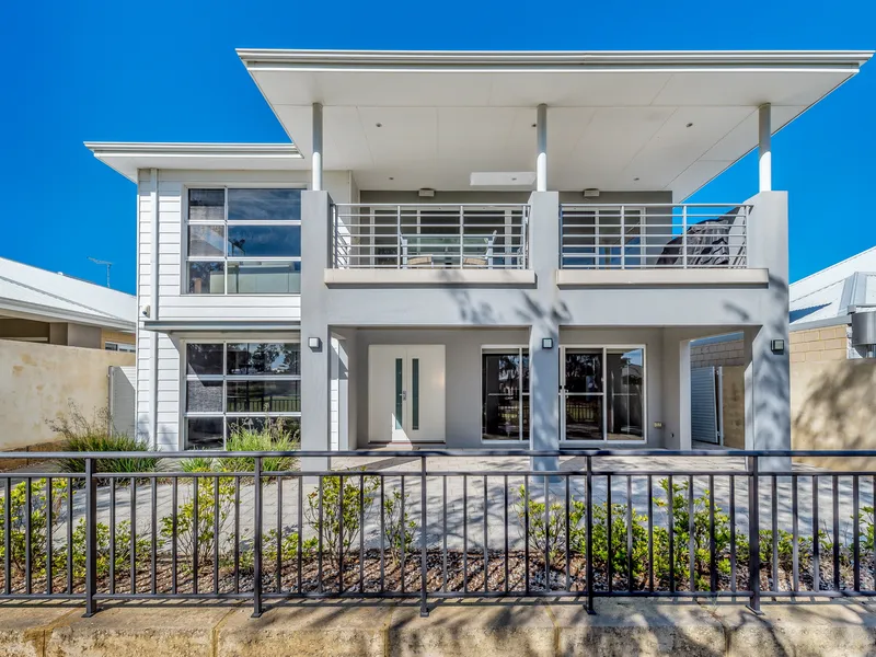 STRIKING STREET APPEAL AND EASY LIVING