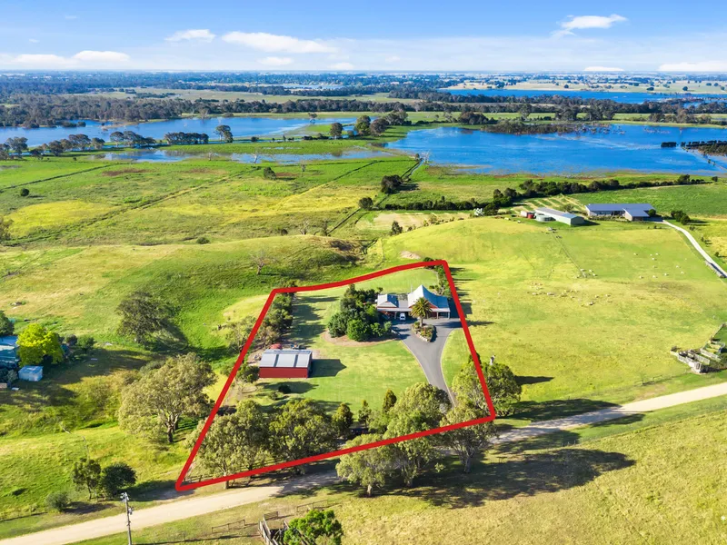 THIS MAGNIFICENT DUAL OCCUPANCY ON 1HA ( 2.5 ACRES ) WITH A PANORAMIC MOUNTAIN & WETLANDS VIEW