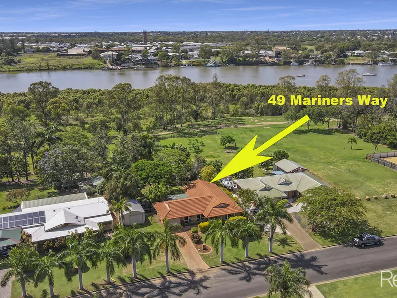 4 bedroom Brick on 2404 sqm backing onto the River and conveniently close to everything.