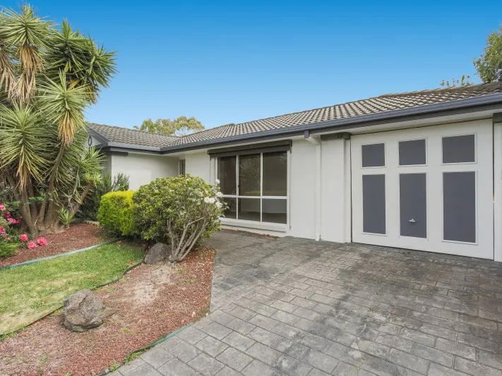 Beautifully refreshed home in family friendly location!