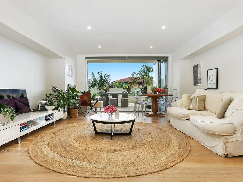 HAMPTONS EXECUTIVE APARTMENT @ NORTH BONDI