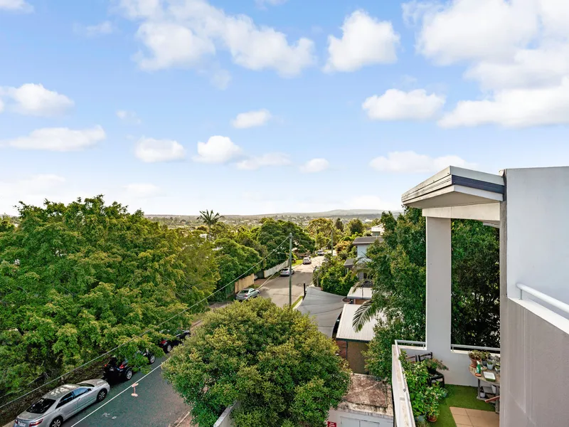 WALK TO SHOPS, TRANSPORT, GYMS AND CAFES