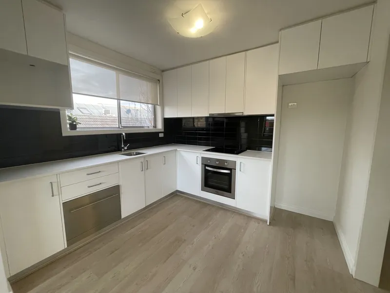 DESIGNER TWO BEDROOM APARTMENT CLOSE TO THE BEACH!