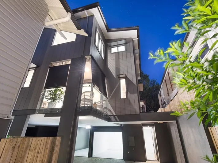 Freehold & luxury Terrace in the coveted Hawthorne suburb