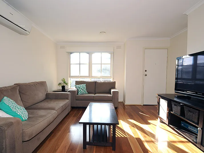 Charming Unit Metres From The Beautiful Parkdale Beach