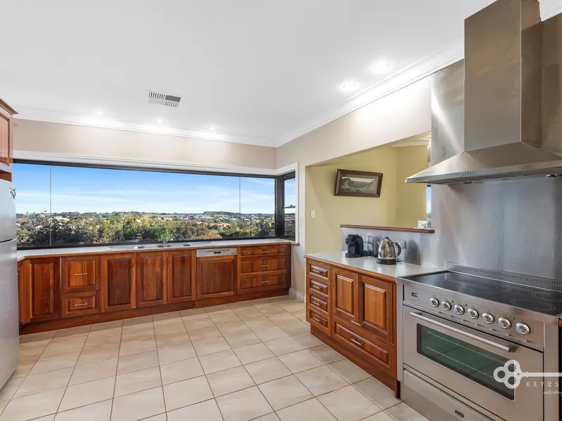 “Mannawindi” - Luxury Family Home with Spectacular Views