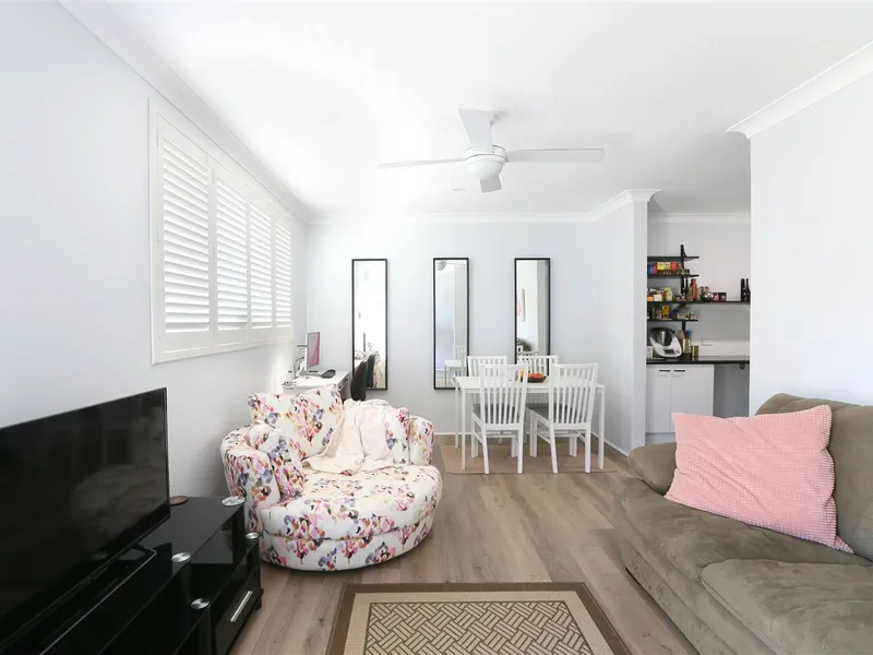Private First Floor Unit in Wooloowin!