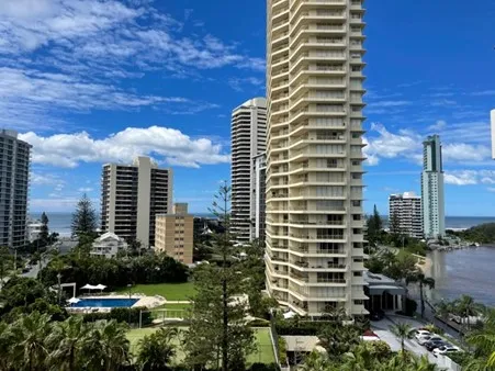 Fabulous Main Beach Apartment