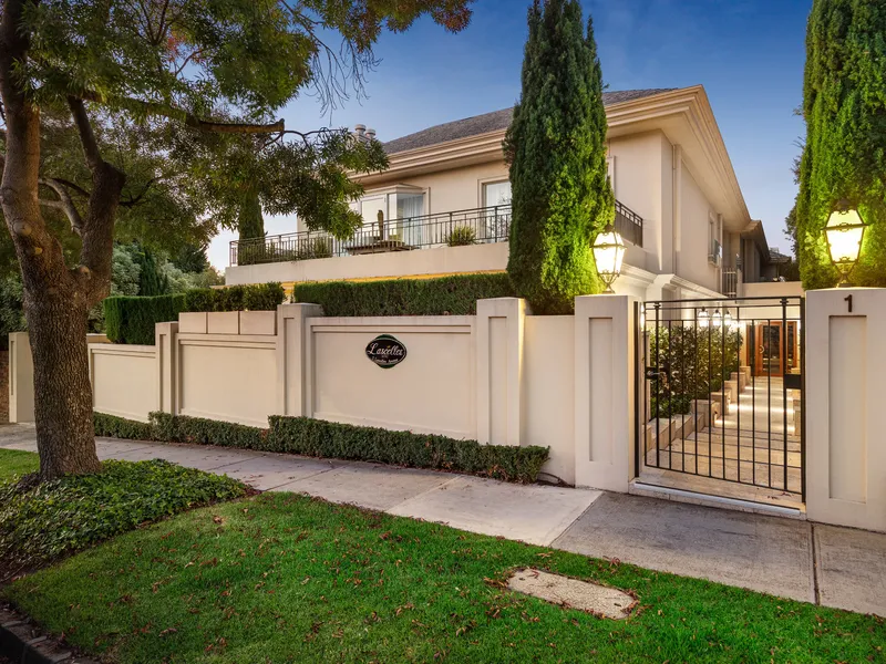 Classic apartment on edge of Toorak Village