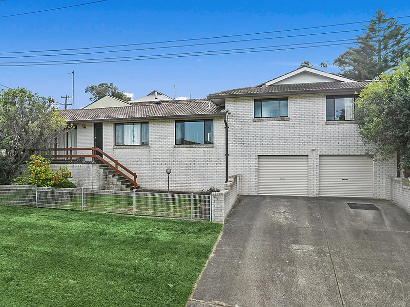 'Sea' Easts Beach - 4 bedroom home & more