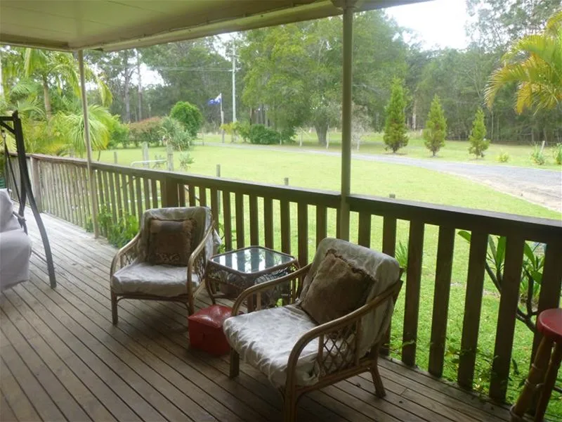 Family home + Ganny Flat on private 2 acres and 5 minutes to beach..