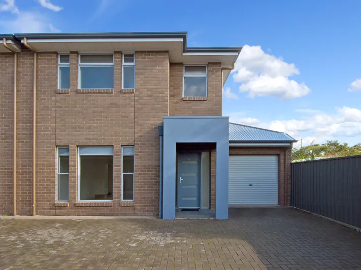 MODERN & STYLISH 3 BEDROOM TOWNHOUSE RIGHT NEXT TO LYELL MCEWIN HOSPITAL