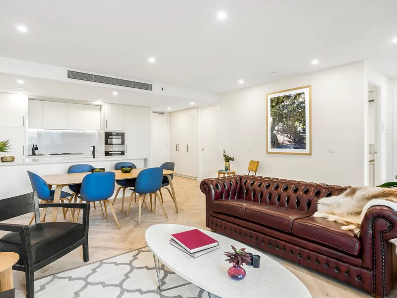BRAND NEW 3 BEDROOM APARTMENT, TOP FLOOR WITH VIEWS