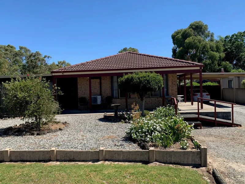 Beautifully maintained property with Sheds and workshops galore on 1702 m2 !