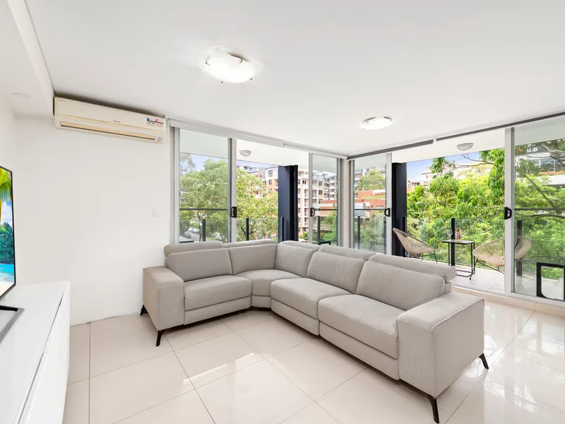 Modern apartment with urban leafy views in ultra convenient location