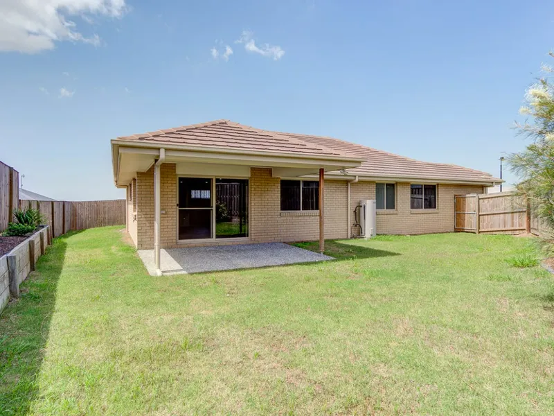 SPACIOUS AND MODERN FAMILY HOME WITH FENCED BACKYARD